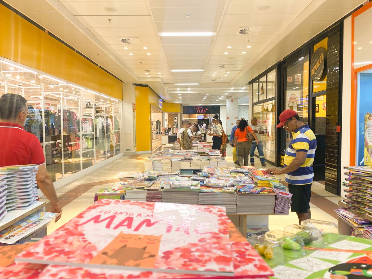 Cadê meus bookstans?
<a href="/Abaianabraba/">Banhada de dendê</a> HABLOU! Aqui tem livros para todos os gostos, desde literatura infanto-juvenil  como ''O Pequeno Príncipe'', Clássicos modernos como ''1984'' e ''Revolução dos Bichos'' e vários outros títulos.

Tudo por R$15 contooooo!!