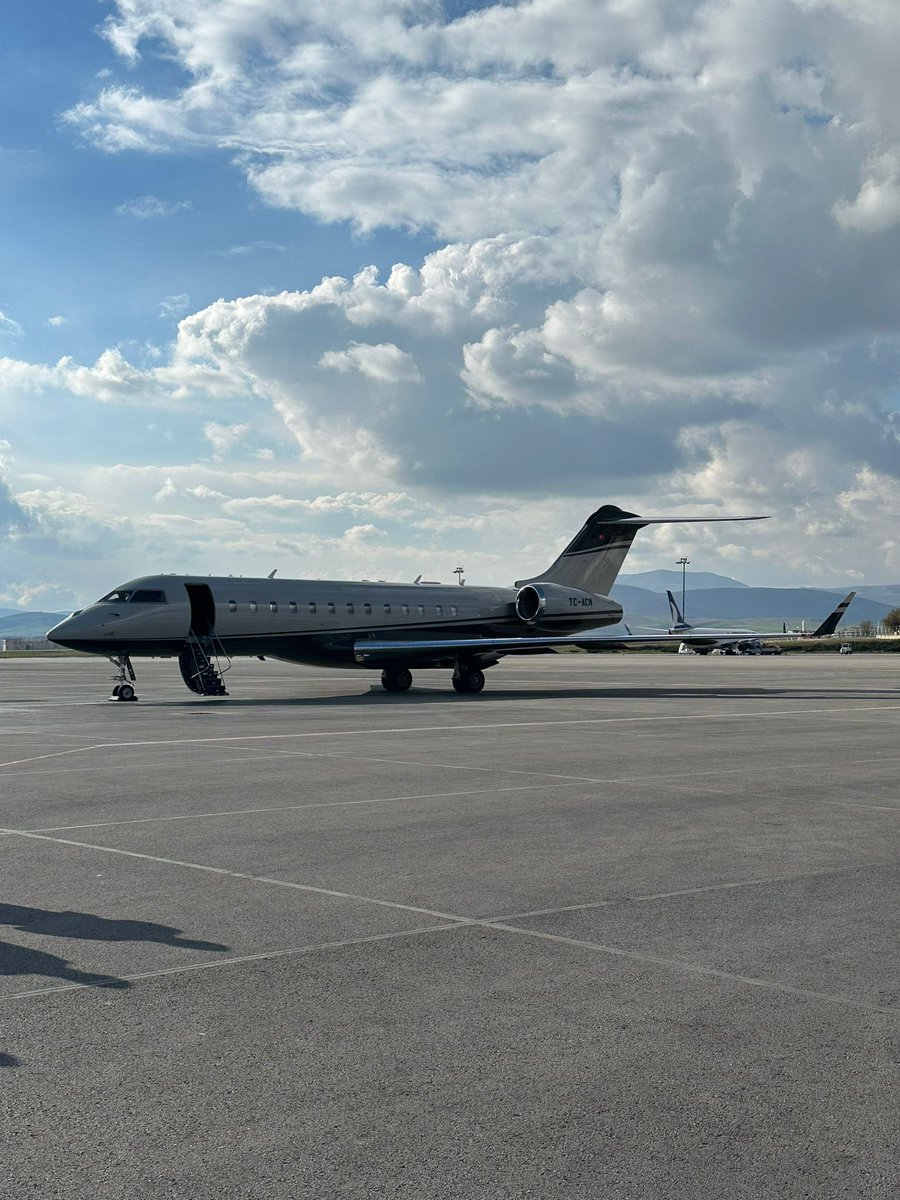 "Size sözüm söz. 16 Cumhurbaşkanlığı uçağını satacağım. Bizim lükse filan ihtiyacımız yok. Cumhurbaşkanı dediğiniz mütevazıdır" diyen 7'li kaos koalisyonunun adayı Kılıçdaroğlu, bu akşam saati 12 bin dolar olan bu uçağa bindi ve Adıyaman'a gitti.

İşte takiye tam olarak budur!