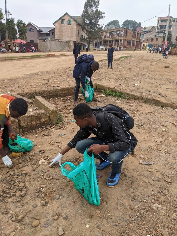 Parfait_Mush's tweet photo. Plastic pollution still been a biggest challenge not only in my community but all over the world. It's cancellation needs everyone's actions. Reducing single use plastics can make a huge difference in the health of our community and planet. 
#plasticpollution #globalrecyclingday https://t.co/z4mj74kDUh