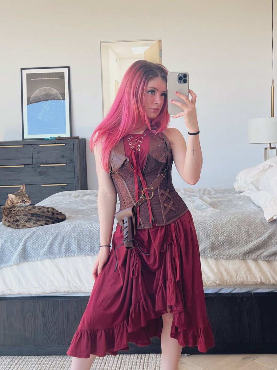 ChrissyCostanza's tweet photo. happy wednedsay gamers https://t.co/SuQ503DcAP
