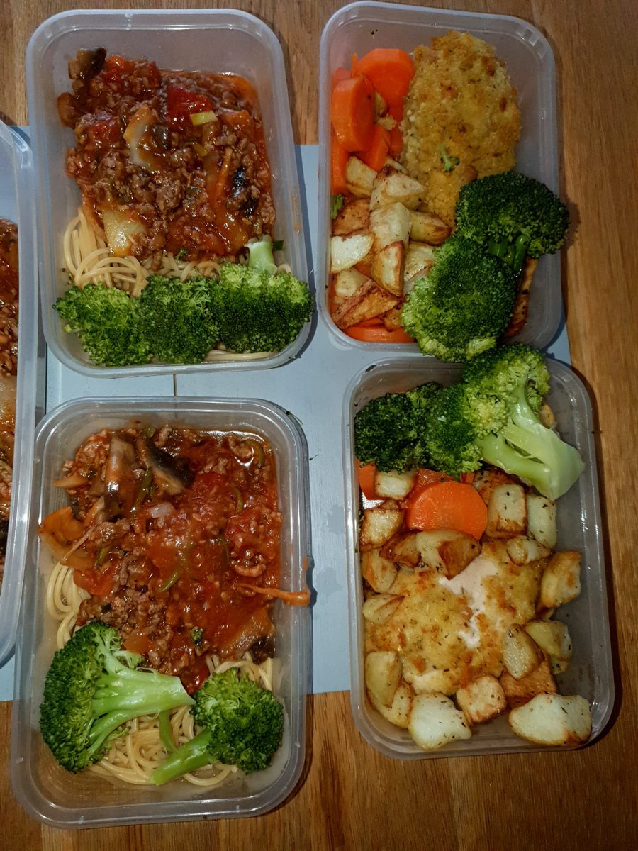 slzfw21's tweet photo. Some batch cooking, saved mince, courgette, mushroom & onions for spaghetti bol. Saved garlic chicken breast, potatoes, carrot & broccoli. Ready for the freezer to take to work next week 😊 #foodprep #wastelesssavemore https://t.co/6PbIZ9WSQv