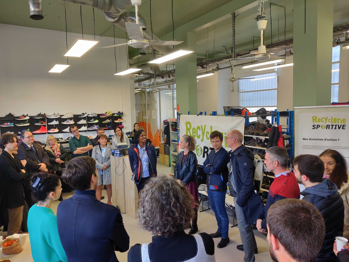 Inauguration officielle de la @RecyclerieSport #Paris17 après des travaux de rénovation. 👏🏾 À l'équipe qui favorise la réduction des déchets sportifs et sensibilise au sport #zérodéchet facilite l’accès à la pratique sportive #Réemploi #SlowSport #ESS #AtelierBoutiqueSolidaire