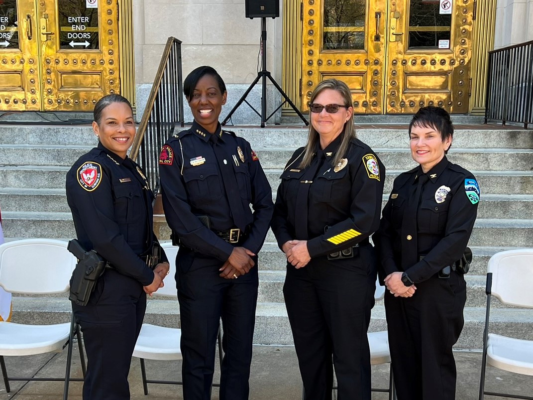 Today, Chief Celisa Lehew was proud to represent the women of the @ChapelHillPD — and women in law enforcement — at the announcement of the Supporting Women COPS Act.

🧵 @30x30initiative #30x30Pledge #advancewomeninpolicing
