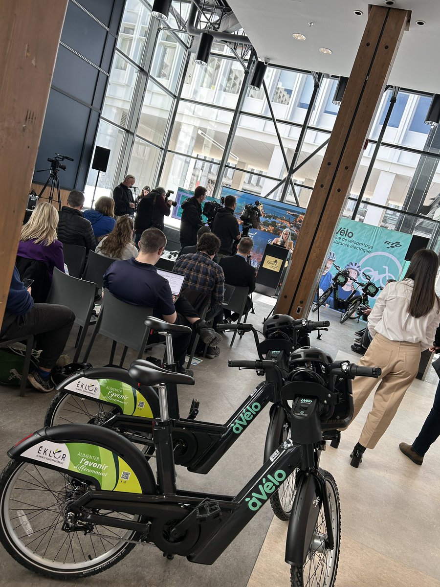 Très fier d’annoncer aujourd’hui l’expansion du service àVélo en conférence de presse. Notre service de vélopartage à assistance électrique proposera 74 stations à compter du 1er mai! <a href="/RTCQuebec/">RTC</a> <a href="/villequebec/">Ville de Québec</a>