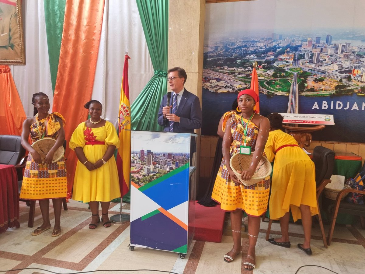 RafaSorianoO's tweet photo. Con gran emoción, rendimos homenaje a 44 profesoras de español ya jubiladas y que forman parte de la Asoc. Mujeres Hispanohablantes de🇨🇮 #AFIH. Gracias a ellas y a todos los que hoy siguen su camino, la lengua española y la cultura en español tienen brillante futuro en este país https://t.co/EAST4U63rt