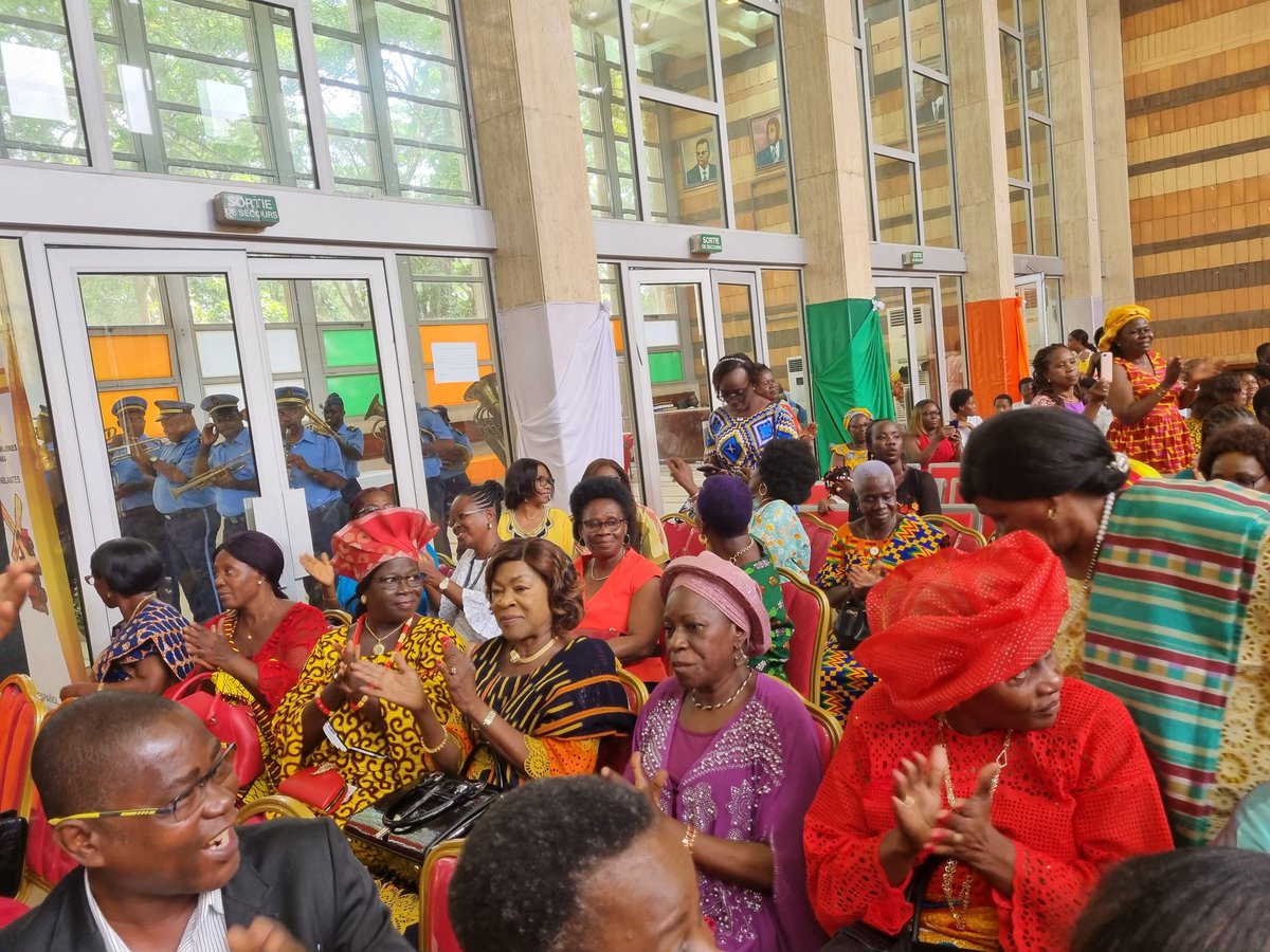 RafaSorianoO's tweet photo. Con gran emoción, rendimos homenaje a 44 profesoras de español ya jubiladas y que forman parte de la Asoc. Mujeres Hispanohablantes de🇨🇮 #AFIH. Gracias a ellas y a todos los que hoy siguen su camino, la lengua española y la cultura en español tienen brillante futuro en este país https://t.co/EAST4U63rt