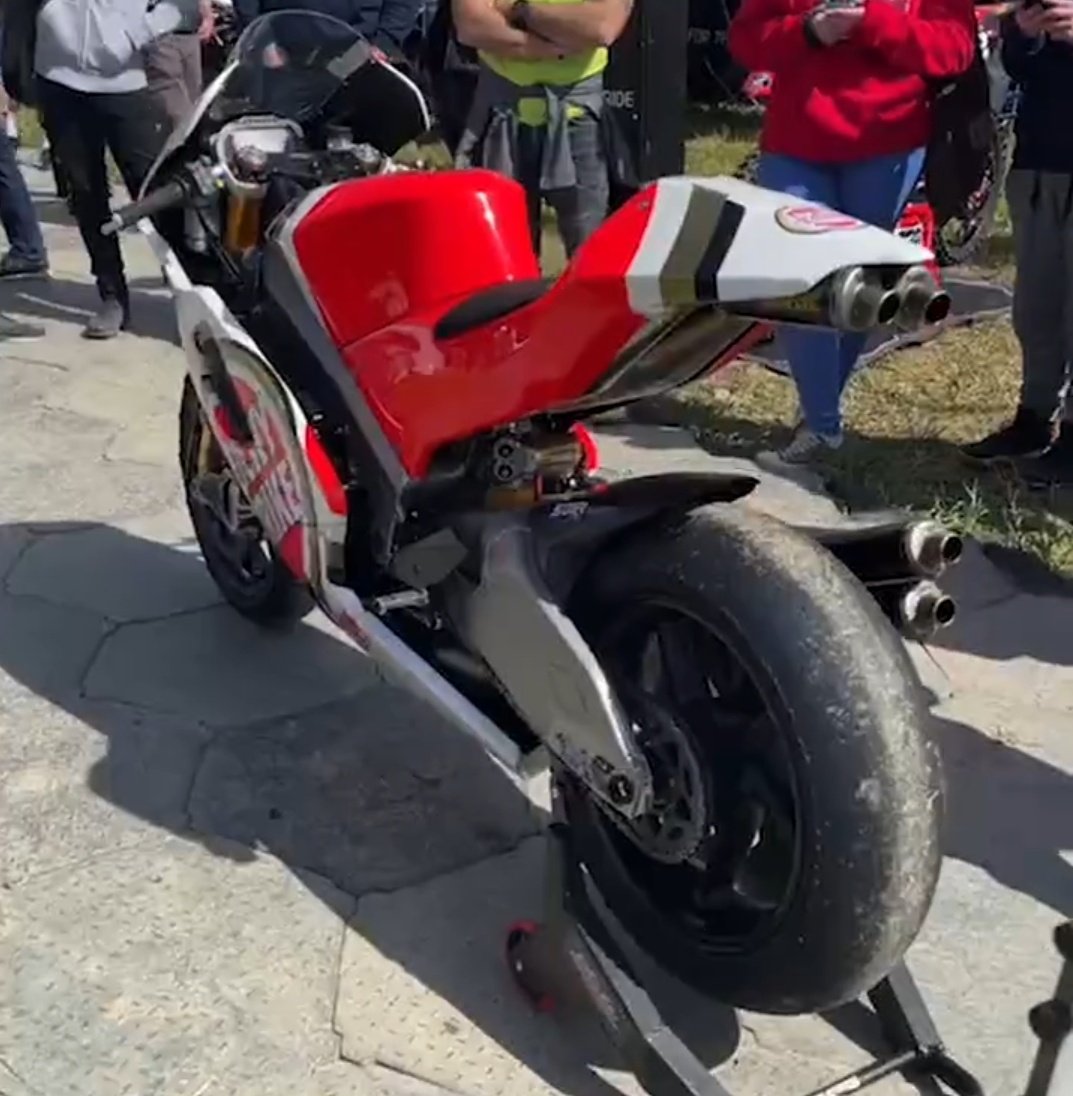 Motorcycles2T's tweet image. Suter MMX500 'Lucky Strike' fired up...

Vid here on Insta⬇️
instagram.com/tv/Cq2hKqJINIF…

#TwoStrokes #LuckyStrike #Suter
