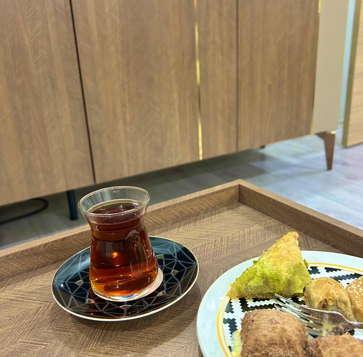 ozgergeen's tweet photo. Keşke sevdiklerimizi hep yakınımızda tutup çayımıza ortak etsek. https://t.co/u5FGw690BO