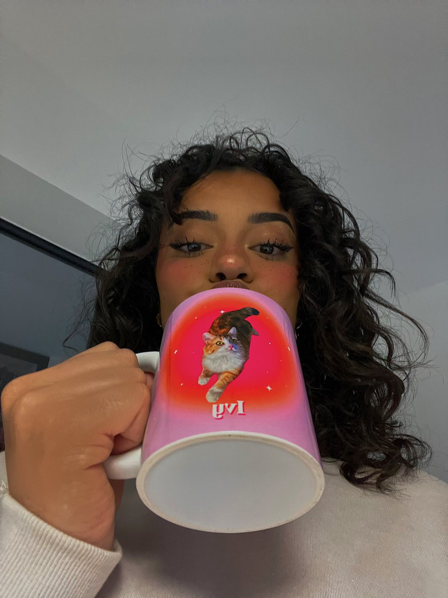 sasouumk's tweet photo. Maman promis j’avais vraiment besoin d’avoir une tasse avec mon chat dessus. https://t.co/EqoZs9UTJl