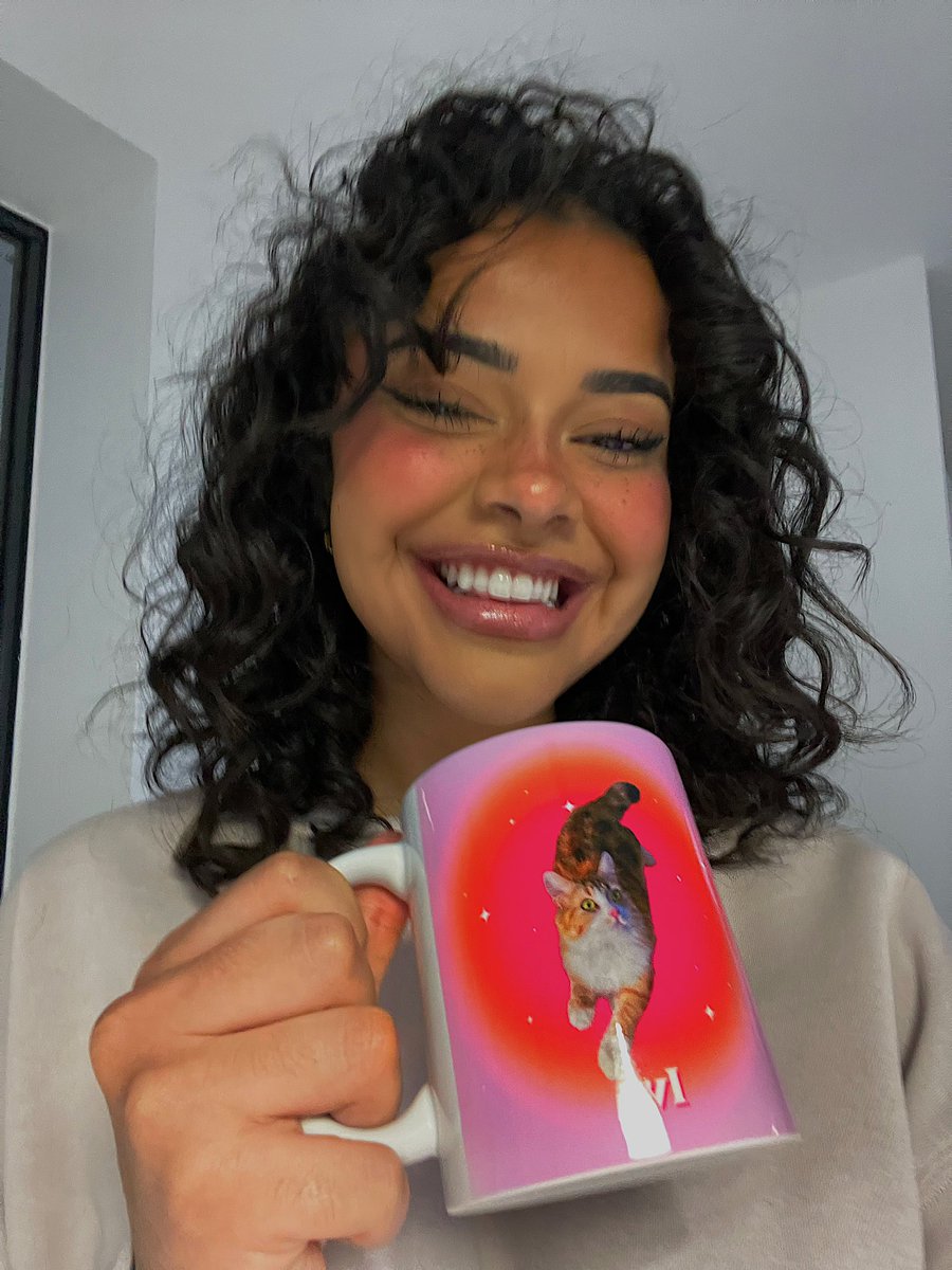 sasouumk's tweet photo. Maman promis j’avais vraiment besoin d’avoir une tasse avec mon chat dessus. https://t.co/EqoZs9UTJl