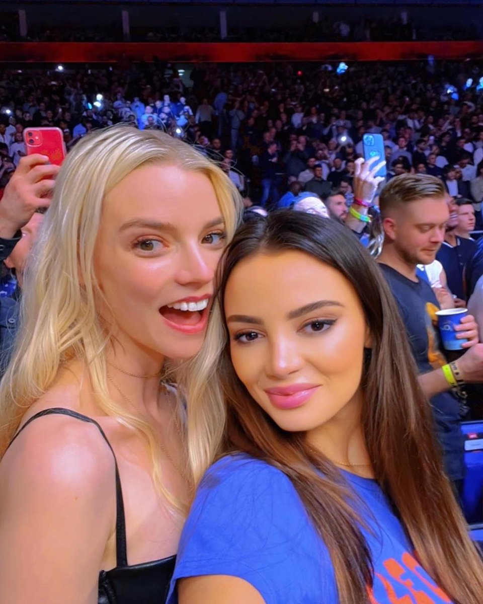 📸 Anya Taylor-Joy next to Keleigh Teller, during #UFC286 'Shore v Amirkhani' that took place on March 18, in London.