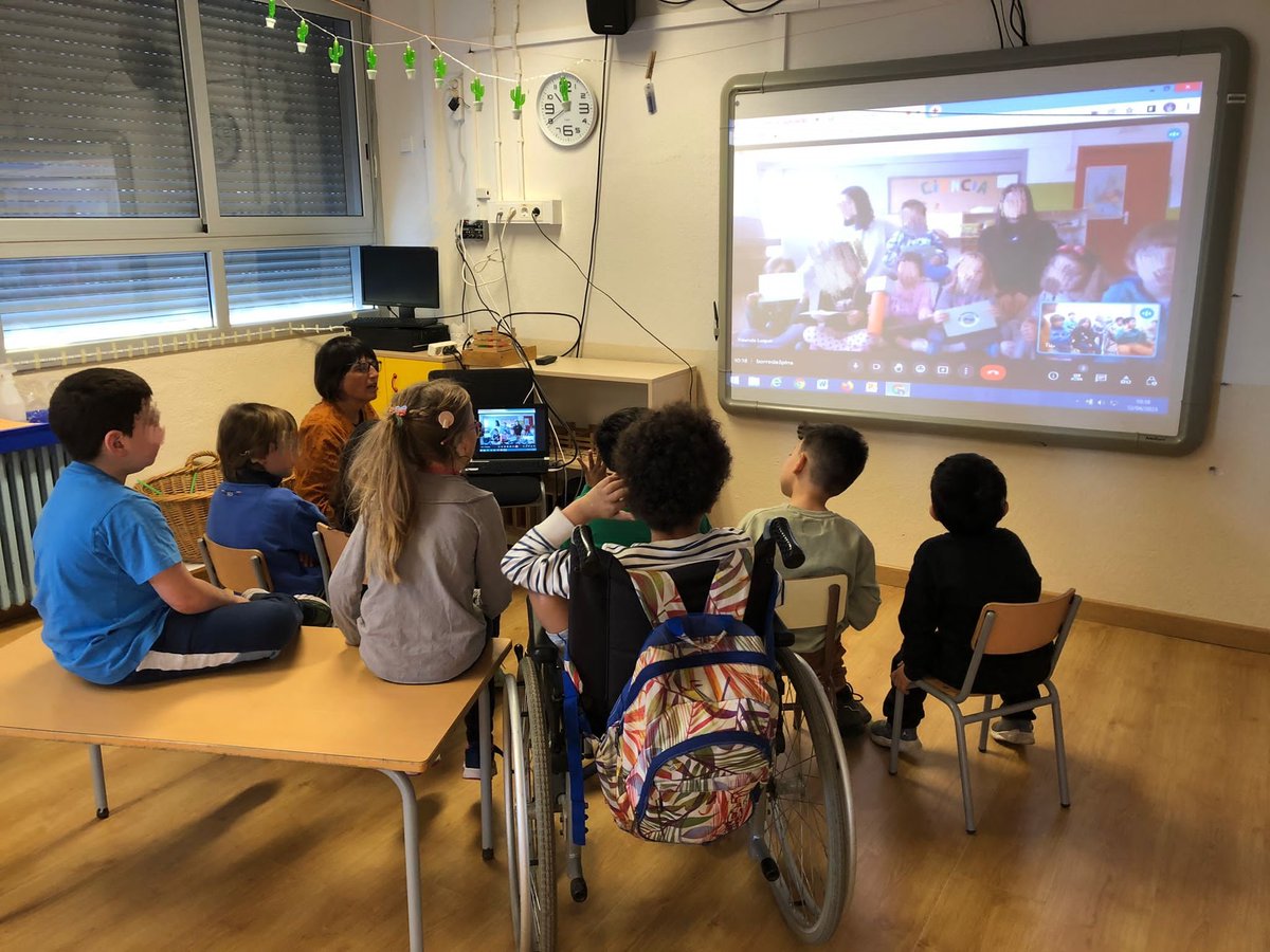 Avui l'agrupament de 2n i 3r hem fet una videotrucada amb alumnes d'infantil i cicle inici del ZER Borredà. Ens han fet una petita entrevista de descoberta de la llengua de signes. Ha estat molt divertit! #escolaTresPins #aprenemjunts #llenguadesignes