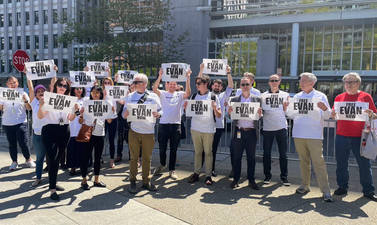 The @IAPE1096 organized a demonstration at the World Bank/IMF meetings, with some two dozen journalists from @WSJ, @jdforward @JTAnews @Reuters sending a message to delegates & making their case to reporters and photographers covering the global financial meeting. #IStandWithEvan