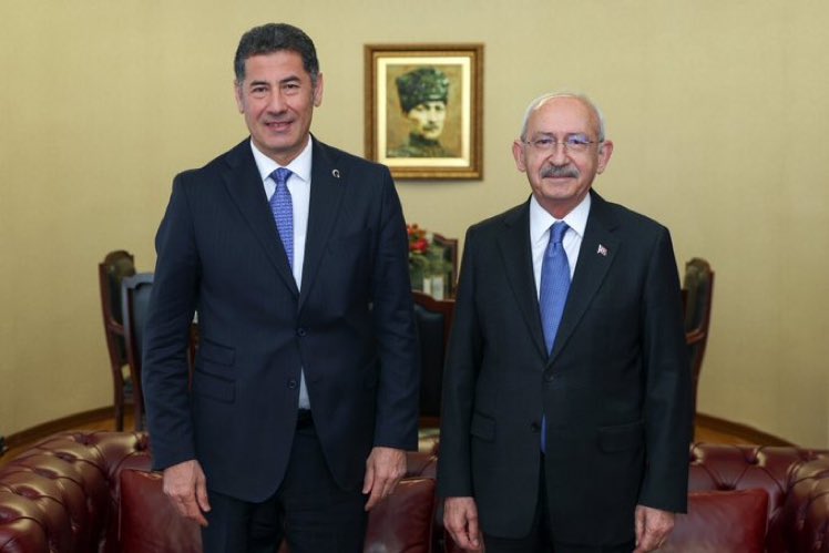 Fotoğrafda iki tane ADAM gibi ADAM var birde kenarda duran Kılıçdaroğlu var...