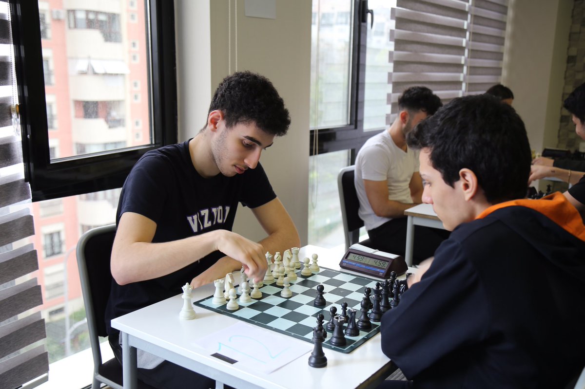 Bahçeşehir Kampüsü lise kademesi öğrencilerimizin organizasyonunda gerçekleşen "Özel Vizyon Anadolu Lisesi Bahar Satranç Turnuvası" büyük bir keyifle tamamlandı. Öğrencilerimiz satrançta ki becerilerini dostlukla birleştirerek güzel bir organizasyona imza attılar.