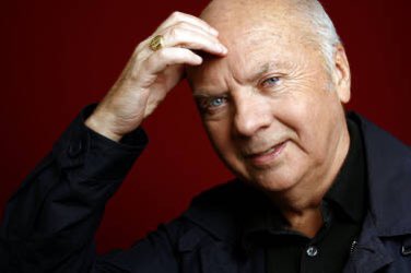 Son grand sourire. Sa voix douce. Ses mots puissants. A une époque le plus grand remplisseur de salle. J’aimais beaucoup Monseigneur Gaillot. 
#mgrgaillot