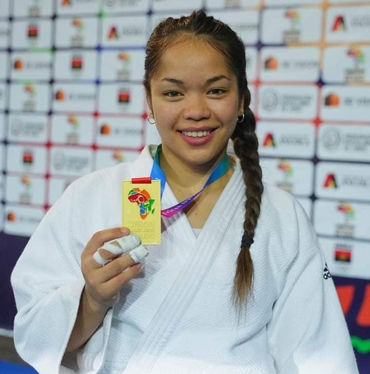 SE_Rajoelina's tweet photo. L'effort permet d'atteindre les sommets. Laura Rasoanaivo est l'honneur de notre Nation, depuis hier numéro 1 de sa catégorie (junior féminin, + de 70 kilos) bravo à elle ! En tant que passionné des arts martiaux et champion de karaté, je tiens à la saluer et à l'honorer 🏅💪 https://t.co/KMX6akYKIT