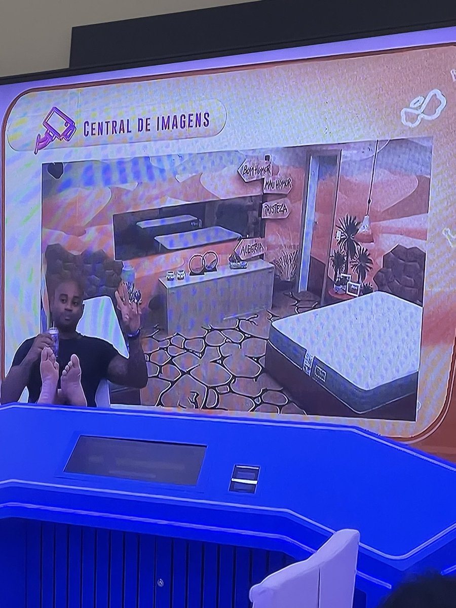 lian_se's tweet photo. Não aguento o César tirando uma onda do quarto do deserto @bbb 😂😂 https://t.co/JGaGBrJBWa