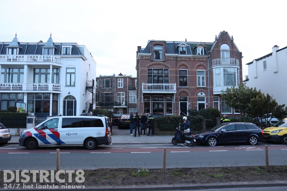RedactieD8's tweet photo. Op de #Badhuisweg in #DenHaag heeft een beroving plaatsgevonden. Meerdere agenten in kogelwerende vesten en een politiehelikopter hebben in de omgeving gezocht naar de verdachte. https://t.co/YaV1Fhg9E9
