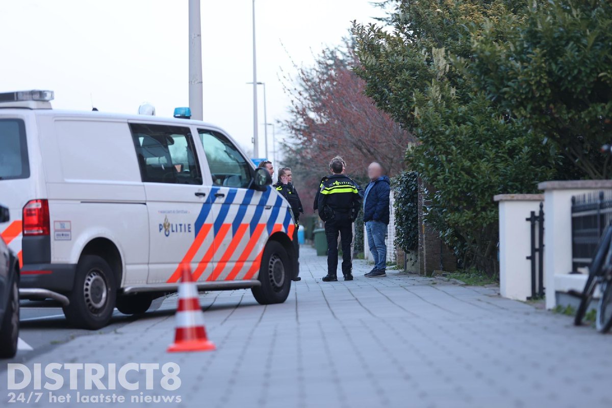 RedactieD8's tweet photo. Op de #Badhuisweg in #DenHaag heeft een beroving plaatsgevonden. Meerdere agenten in kogelwerende vesten en een politiehelikopter hebben in de omgeving gezocht naar de verdachte. https://t.co/YaV1Fhg9E9