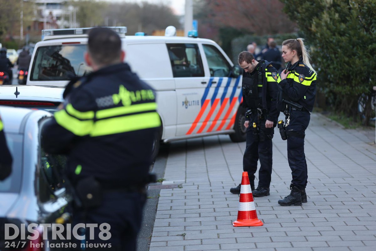 RedactieD8's tweet photo. Op de #Badhuisweg in #DenHaag heeft een beroving plaatsgevonden. Meerdere agenten in kogelwerende vesten en een politiehelikopter hebben in de omgeving gezocht naar de verdachte. https://t.co/YaV1Fhg9E9