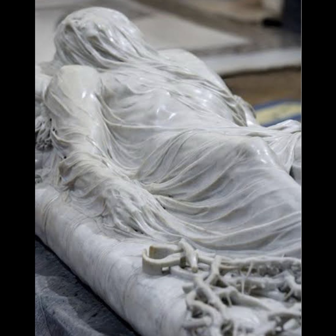 lakecomolady's tweet photo. Veiled Christ, 1753 marble sculpture by Giuseppe Sanmartino, Naples 🇮🇹 ทำจากหินอ่อนชิ้นเดียว เราตะลึงกับงานแกะสลักผ้าคลุมบางๆที่คลุมร่างพระศพของพระเยซูหลังถูกตรึงกางเขน รายละเอียดมันสมจริงมากๆ นี่ไปยืนดูรอบๆตัวนานมาก แล้วเค้าห้ามถ่ายรูปด้วยน่ะ https://t.co/SEApTmfN35