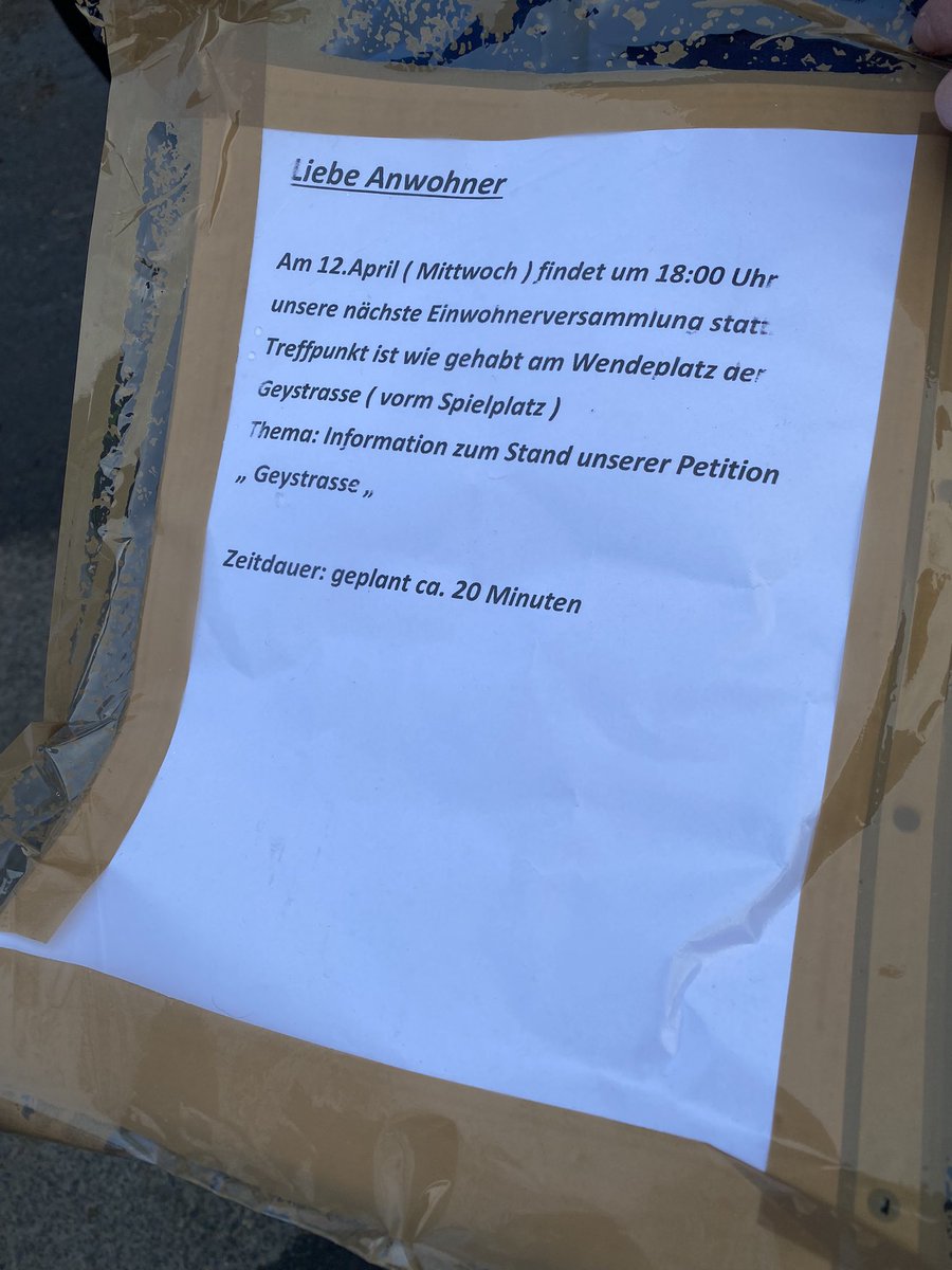 Azetbur's tweet photo. Heute sollte in #strehlen wieder eine nichtangemeldete Versammlung stattfinden von Menschen, die gegen die Flüchtlingsunterkunft sind. Danke an alle, die Gesicht für Menschlichkeit gezeigt und diesen Menschen Paroli geboten haben. #dd1204 https://t.co/CVzBw56JnL