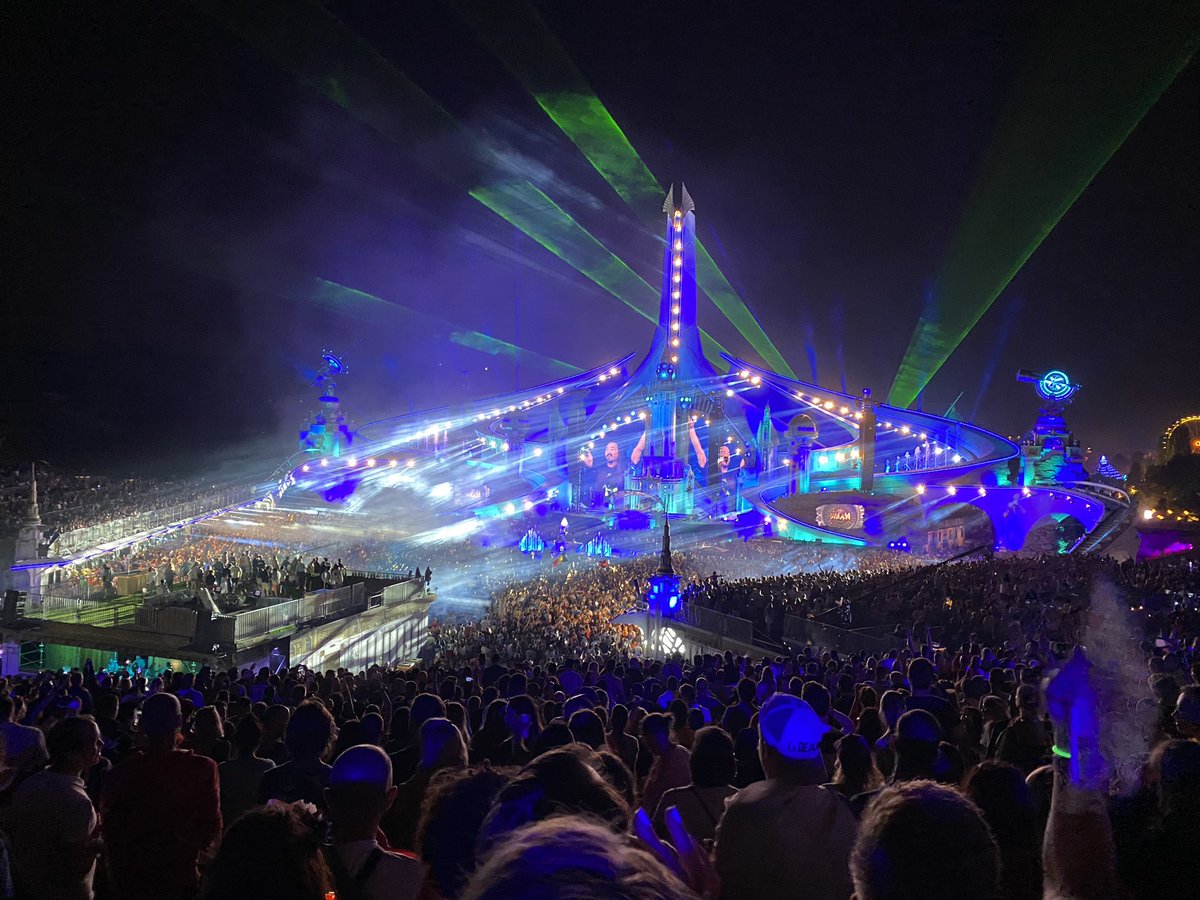 Niimolo's tweet photo. @tomorrowlandnft Had the best time last year at my 2nd tomorrowland! Saw so many DJs from my bucket list. https://t.co/AZJj9YLd1e