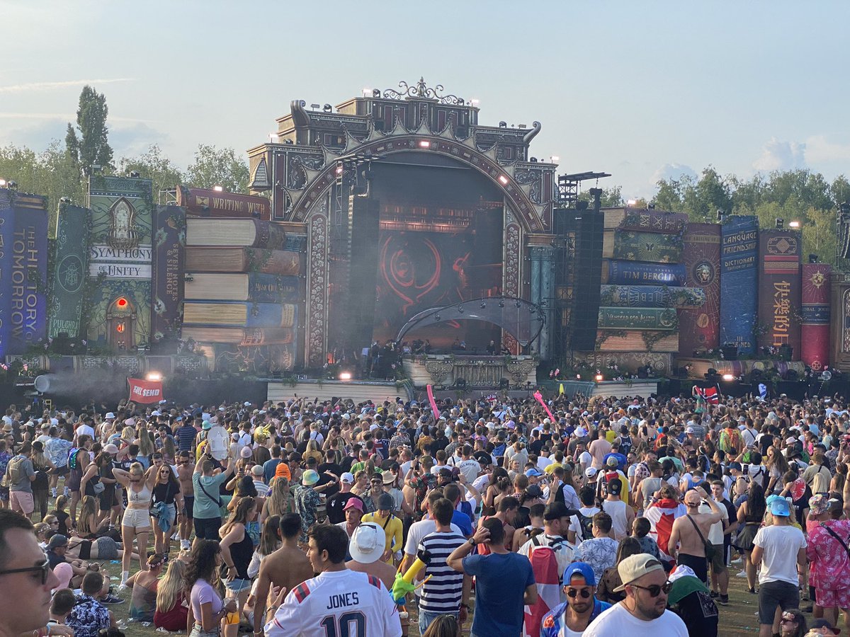 Niimolo's tweet photo. @tomorrowlandnft Had the best time last year at my 2nd tomorrowland! Saw so many DJs from my bucket list. https://t.co/AZJj9YLd1e