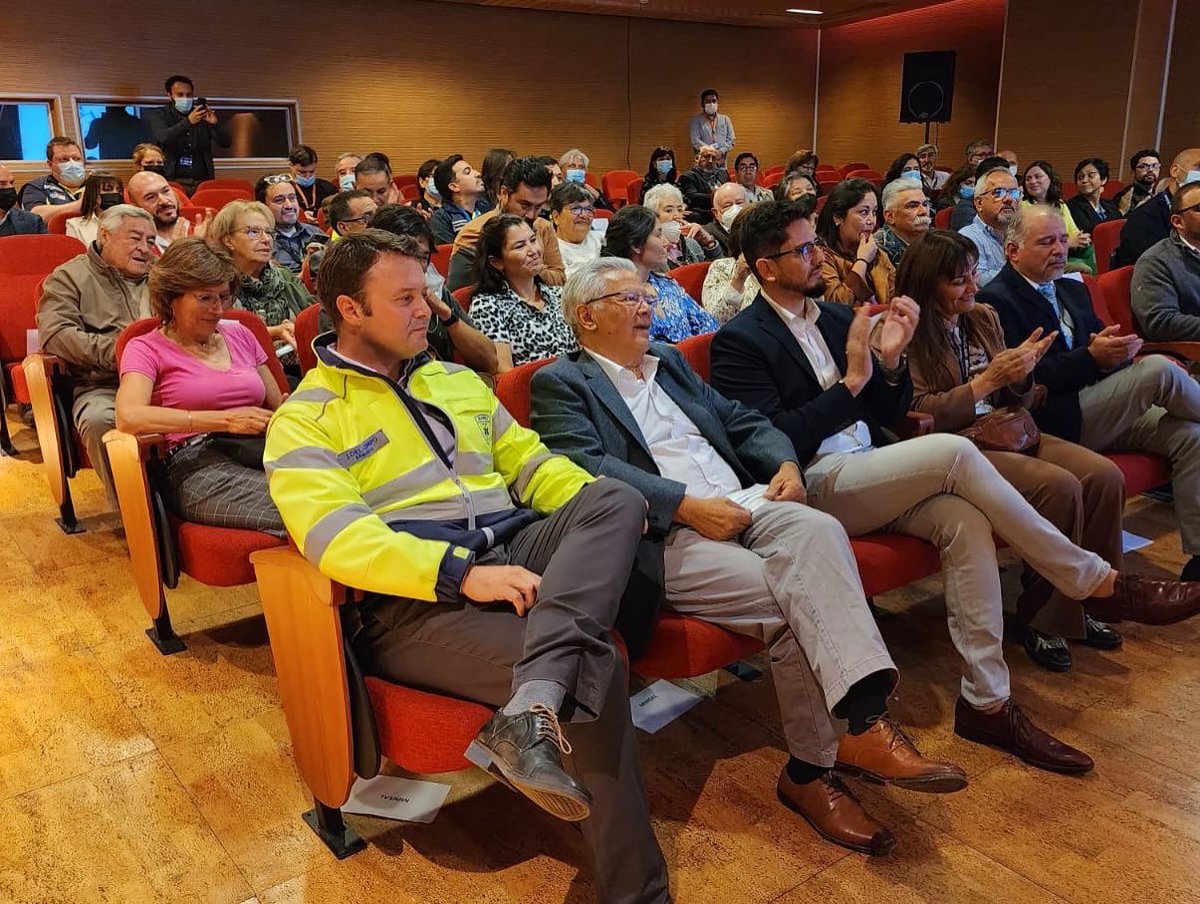 Samumetropolita's tweet photo. #SAMU131 🚑 SAMU Metropolitano asistió esta mañana a la ceremonia de reconocimiento y despedida del Dr. Heriberto Pérez Alarcón, fundador del SAMU Viña del Mar (1993) e impulsor del modelo de atención de salud prehospitalaria en Chile 👏🏼
#ElSAMUdeTodos 📲1️⃣3️⃣1️⃣ https://t.co/Qg1c1jIgaK