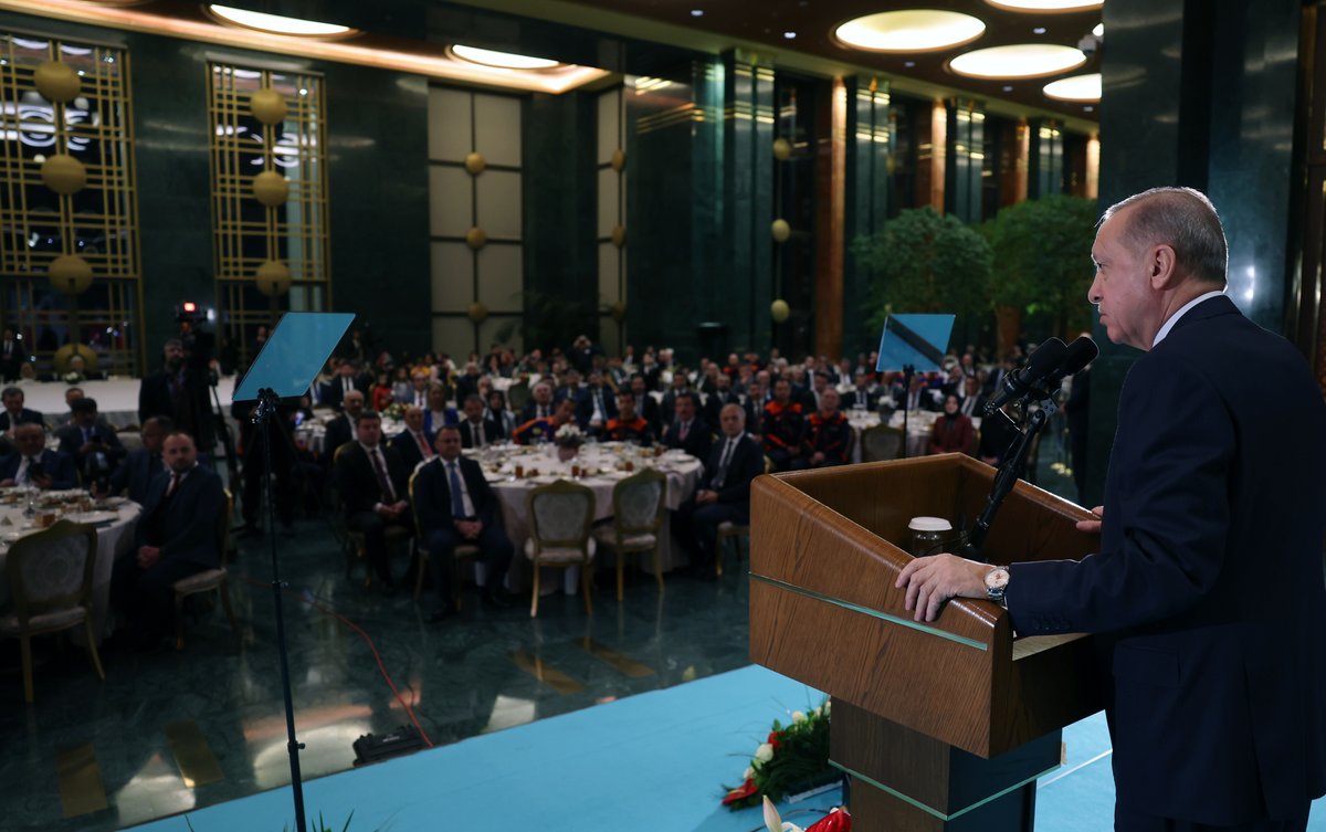 RTErdogan's tweet photo. Bu akşam iftarımızı, deprem bölgesinde canla başla çalışan belediyelerimizin arama kurtarma ekipleriyle ve depremzede kardeşlerimizle yaptık.

Yardım seferberliğinin akıncıları olan tüm arama kurtarma ekiplerimize ülkem ve milletim adına teşekkür ediyorum. https://t.co/YPoWsFOPzE