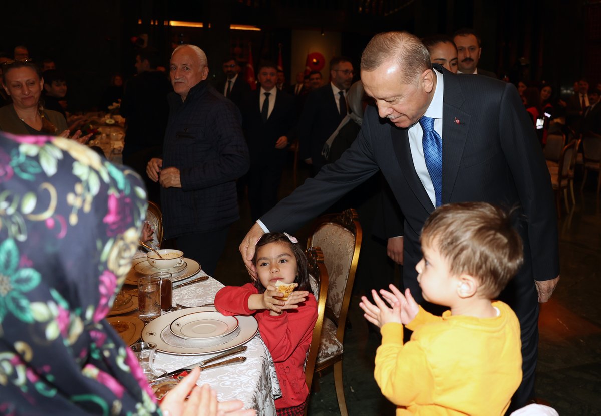 RTErdogan's tweet photo. Bu akşam iftarımızı, deprem bölgesinde canla başla çalışan belediyelerimizin arama kurtarma ekipleriyle ve depremzede kardeşlerimizle yaptık.

Yardım seferberliğinin akıncıları olan tüm arama kurtarma ekiplerimize ülkem ve milletim adına teşekkür ediyorum. https://t.co/YPoWsFOPzE