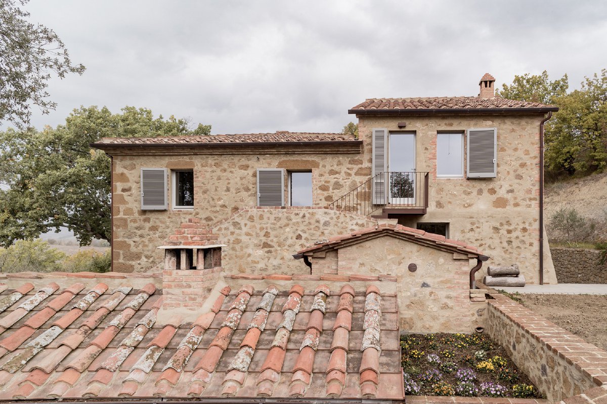 Rocky design elements bring a lot of rustic charm to this #uniquehome. #architecture  cpix.me/a/167435742