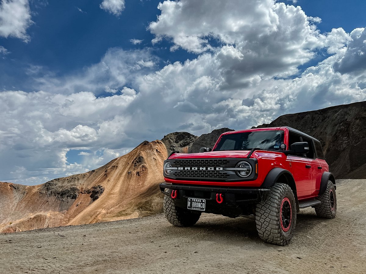 There is no doubting the sharp lines of JJ Wilson's beautiful and clean looking @Ford Bronco. Check out his Customer Spotlight at 67d.com/jjwilson for some really cool images and a great story to a 2021 Race Red Bronco. #Bronco #FordBronco #CustomerSpotlight #BroncoRail