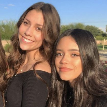 choquei's tweet photo. 🚨FAMOSOS: Mãe de Jenna Ortega faz postagens nas redes sociais sobre as filhas: 

“Duas das minhas meninas usando roupas muito diferentes e fazendo coisas muito diferentes na vida. Ambas vieram de mim, e ambas criadas por mim. Estou igualmente orgulhosa das duas às amo muito” https://t.co/I2egwUrB8P