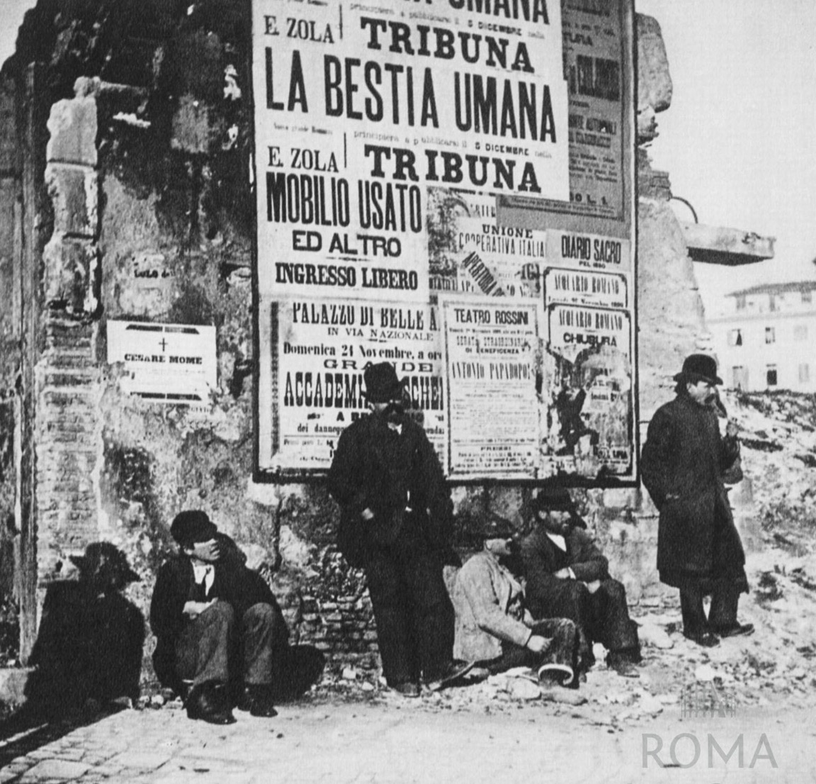 Ponte Sisto (Primoli, 1890) In realtà il ponte non è visibile, ma questo gruppo di uomini che si gode il sole appoggiato ai ruderi di una casa è proprio in quella zona durante le demolizioni per la costruzione dei muraglioni. #pontesisto #roma #primoli romaierioggi.it/ponte-sisto-pr…