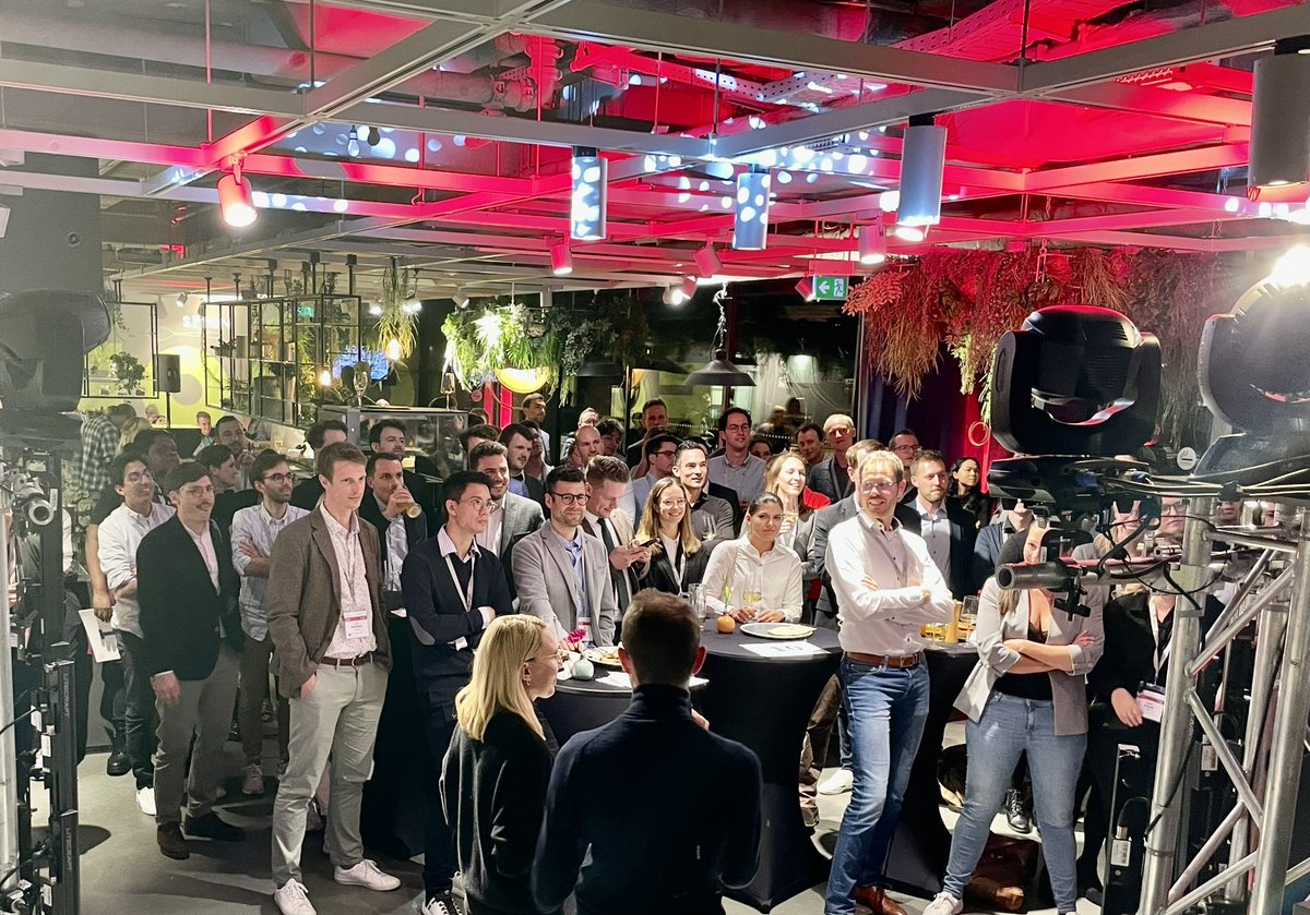 YoungDgk's tweet photo. Full House bei der @YoungDgk Auftaktveranstaltung 🔥 los geht es mit OnStage LIVE! 

@Kardiophil @jochen_dutzmann @ViclouiseJ @laura_rottner @JObergassel @realdocdan @FSchindhelmMD @DocDerda @HenrikeHillmann @AnnaHohneck @DennisLawin @Heinrichs_M_owl https://t.co/ZuH1tlmEJk