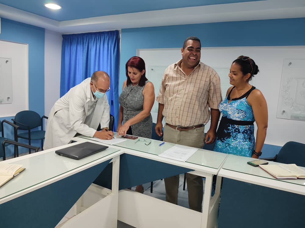 DirectorProvin3's tweet photo. Desarrolla la #dpsmayabeque firma de la entrega y recepción del cargo del Jefe del Dpto. de Hospitales y especialidades. Exitos para ambos cuadros. https://t.co/deR9g5mBts