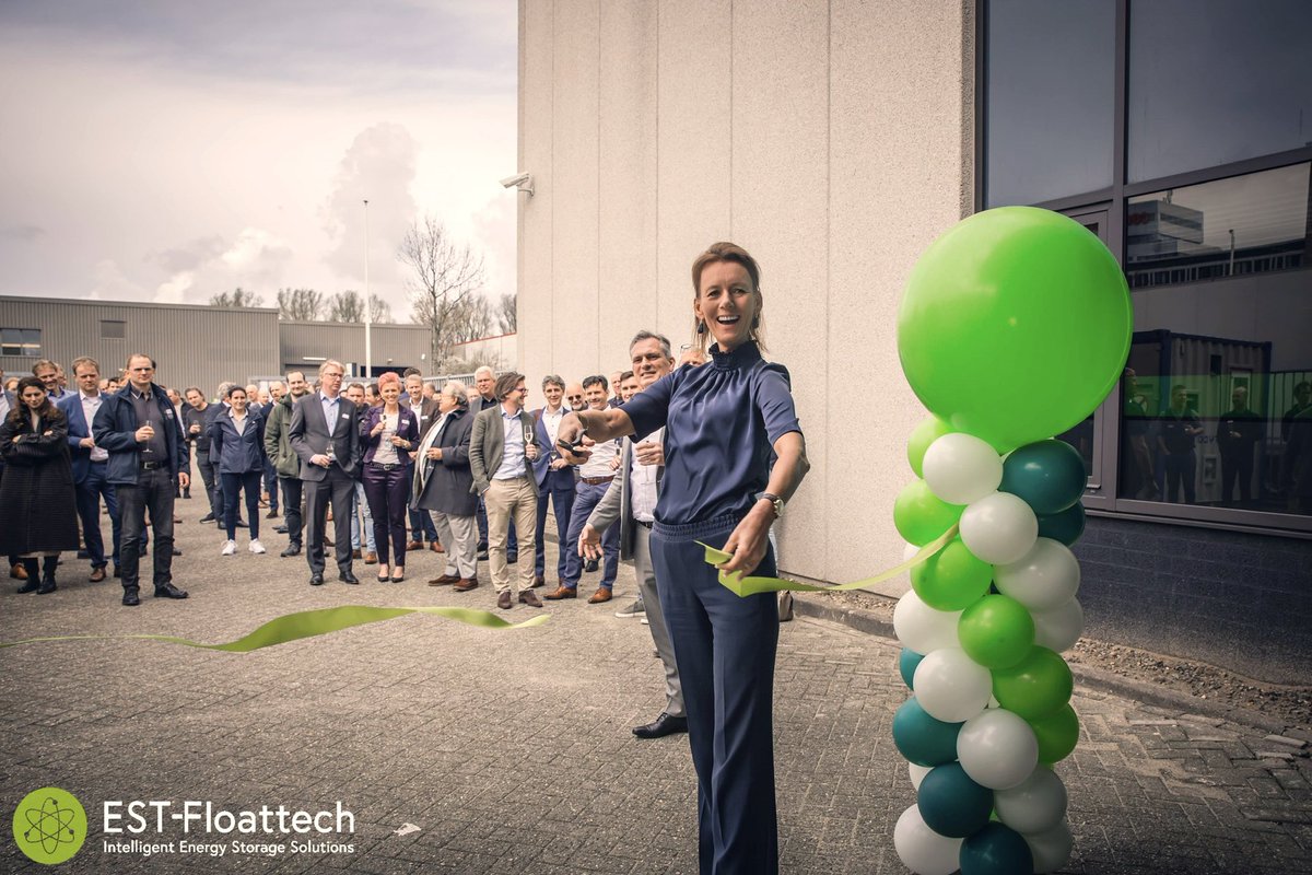 Caroline Nagtegaal (@c_nagtegaal) on Twitter photo Ballonnen, een groen lint en…een schaar!
Zo mocht ik de productiehal openen van <a href="/est_floattech/">EST Floattech</a> voor hun nieuwste product: De Octopus Series. Met dit batterijsysteem voor schepen dragen zij bij aan de groene transitie van de maritieme sector. Een geweldige 🇳🇱innovatie!#trossenlos Ballonnen, een groen lint en…een schaar!
Zo mocht ik de productiehal openen van <a href="/est_floattech/">EST Floattech</a> voor hun nieuwste product: De Octopus Series. Met dit batterijsysteem voor schepen dragen zij bij aan de groene transitie van de maritieme sector. Een geweldige 🇳🇱innovatie!#trossenlos