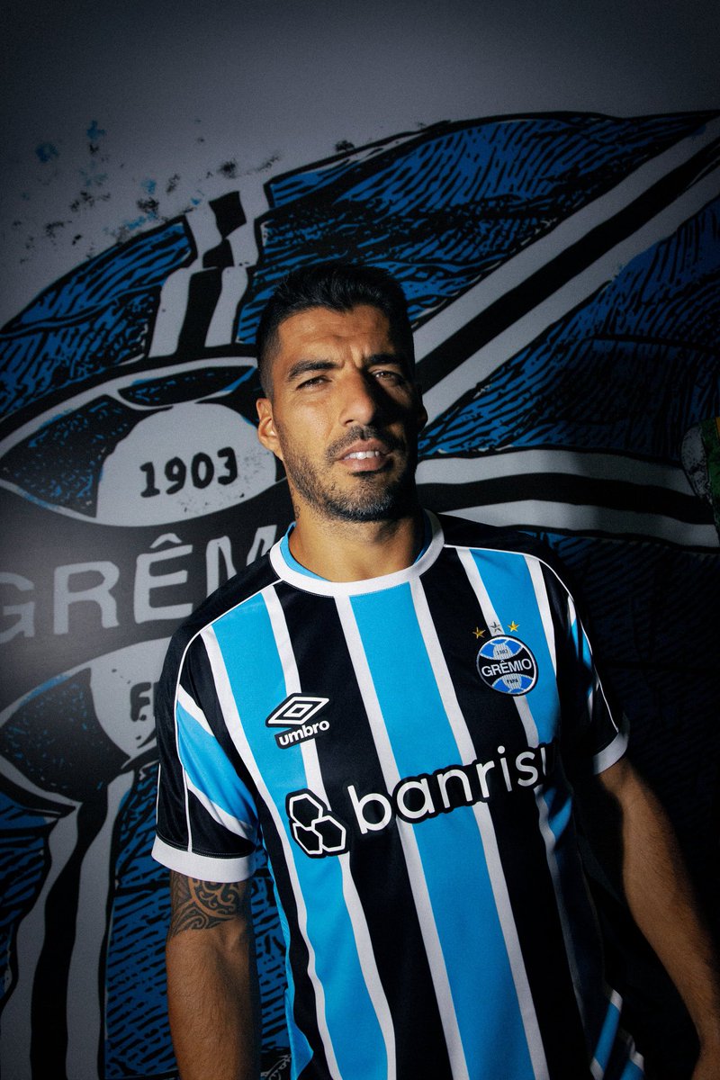 fathiele's tweet photo. O ano é 2023 e o Suárez faz o lançamento da camisa do teu time 😅 https://t.co/3Vwo8Rq8Xi
