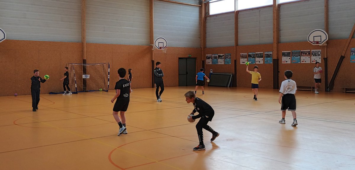 Test pour les futurs 6eme encadré par nos élèves de section. Bravo à tous !!