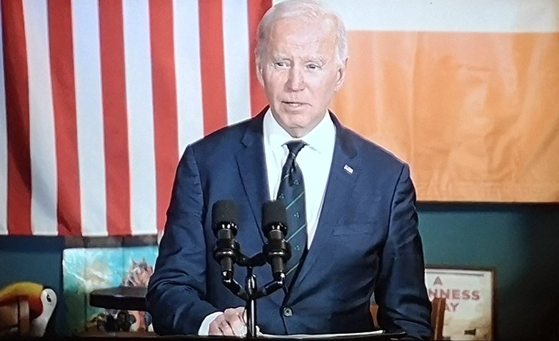 NiamhNic's tweet photo. "It's hope that built both our nations... Together we have to keep working towards a future of greater dignity". Honored to be in @windsorbar15 Dundalk for a visit and remarks from @POTUS with an intro from @MichealMartinTD
#BidenVisit @USEmbassyDublin @irishusalumni 🇺🇲🇮🇪 https://t.co/WIaLF22pDx