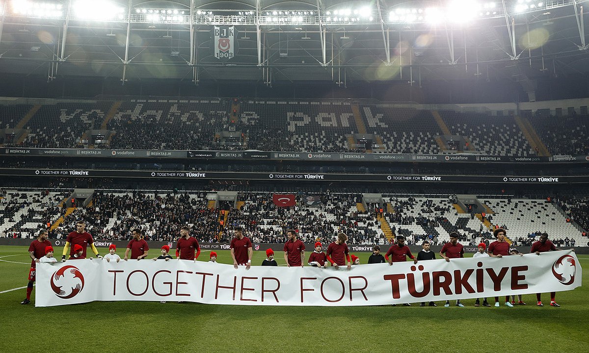 gokmenozcan's tweet photo. Türkiye'deki depremzedelere destek olmak için sezonun ortasında tam kadro olarak İstanbul'a gelen Atletico Madrid'e teşekkür ediyorum. 

Gracias por todo @Atleti 🇹🇷🤝🇪🇸 https://t.co/8rbRMCWTH1