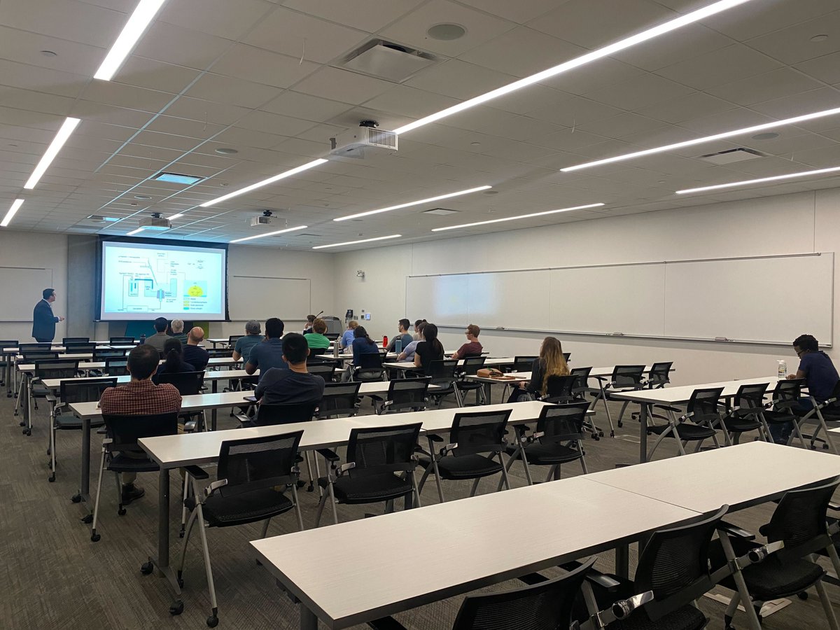 Prof Jeffrey Dick giving an in-person seminar about nanoelectrochemical tools for studying chemistry in nanodroplets! 📷Thank you so much for engaging with our students.