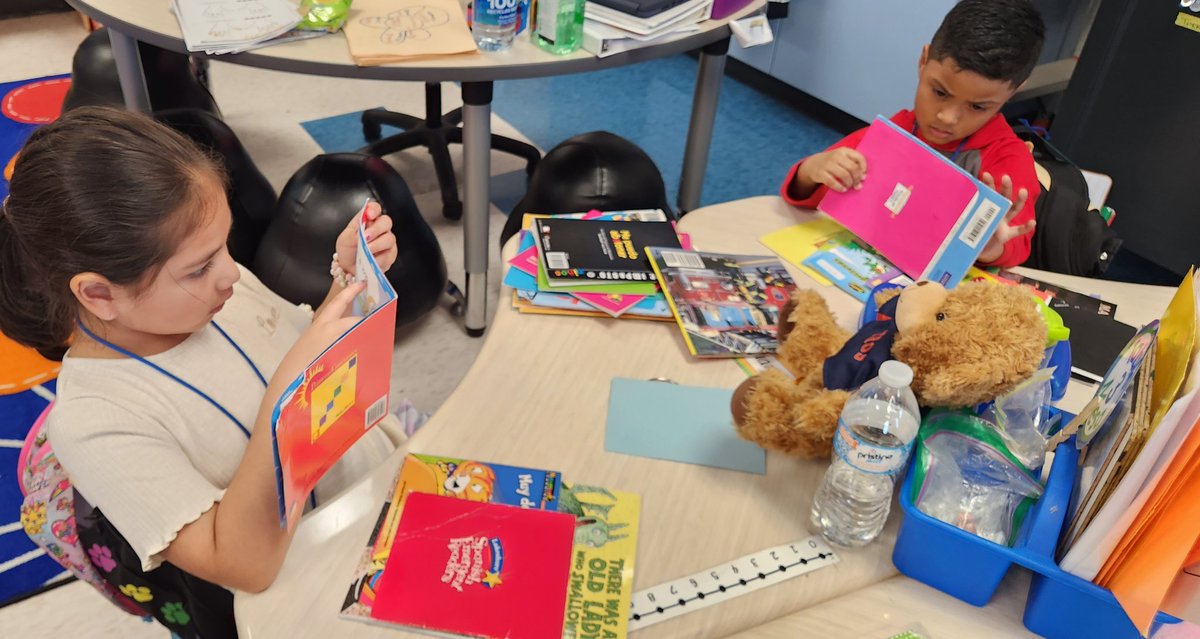 IngridCastelo87's tweet image. My pandas 🐼 enjoyed reading books to their stuff animals on D.E.A.R day @rinamarie0 @aldinelibraries @Vardeman_AISD @Primary_AISD #stopandread #stuffanimals #readingisfun