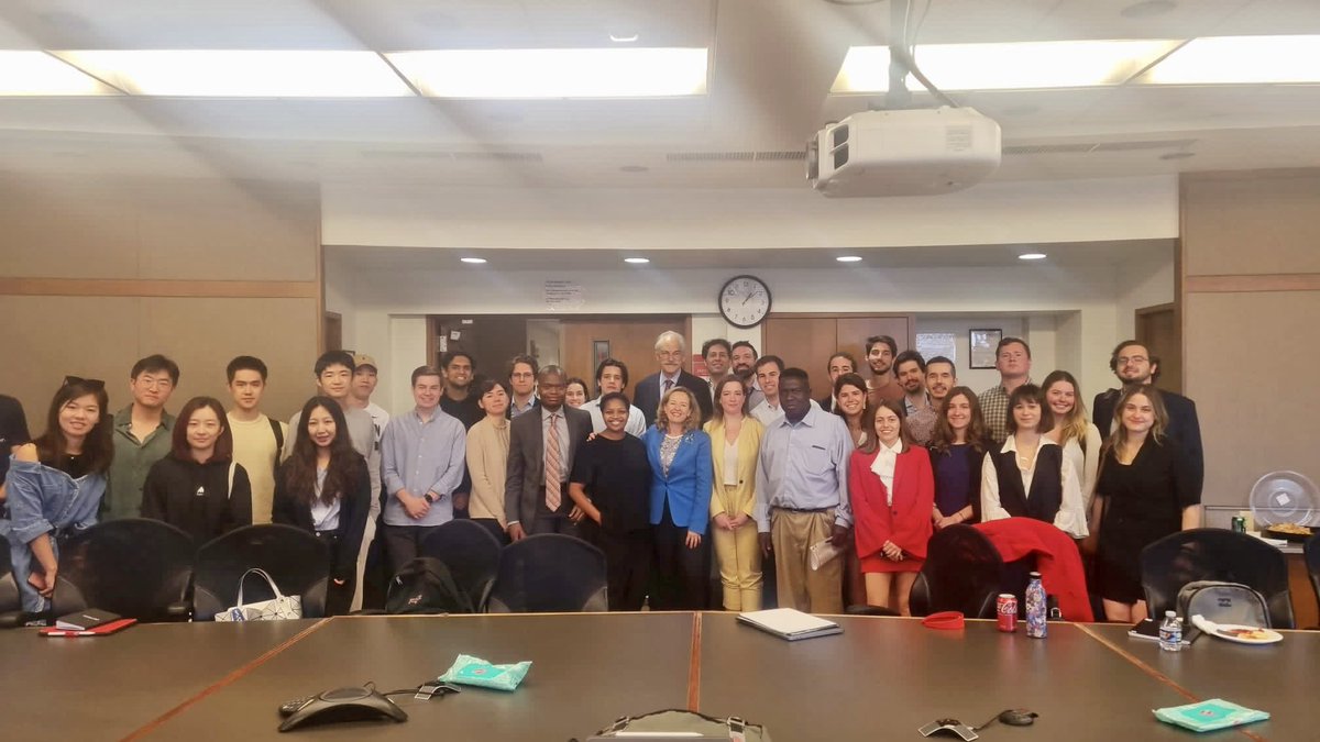 NadiaCalvino's tweet photo. Delighted to share some thoughts on current global challenges and multilateral financial architecture with @SAISHopkins students. 

Thanks for the warm and enthusiastic welcome!

Un orgullo coincidir con brillantes estudiantes españoles en la universidad @JohnsHopkins Washington. https://t.co/IA3HOYQzHG