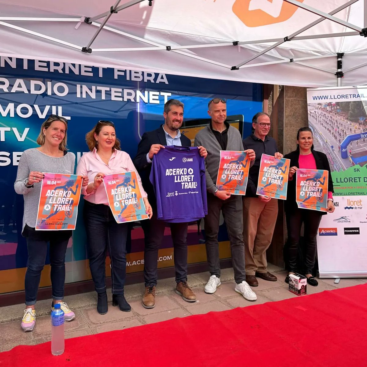 LaSansi's tweet photo. En breu tanquem inscripcions per #lloretrail @AcerkoT

Avui plogging amb alumnes @IRocagrossa i presentació de lq Lloretrail i del Campionat d'Espanya de curses de muntanya TRAIL RUNNING

La 4a LloreTrail es disputarà el proper diumenge dia 16 d'abril a  Lloret de Mar https://t.co/I6IqhmPYci
