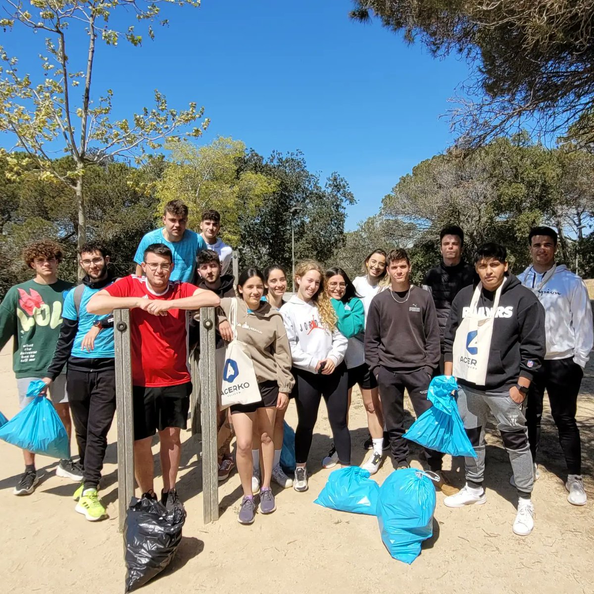 LaSansi's tweet photo. En breve cerramos inscripciones para #lloretrail @AcerkoT

Hoy presentación de Lloretrail, CAMPEONATO DE ESPAÑA DE CARRERAS DE MONTAÑA - TRAIL RUNNING

La 4a LloreTrail que se disputará el próximo domingo día 16 de abril en Lloret de Mar https://t.co/HejePsx9sj