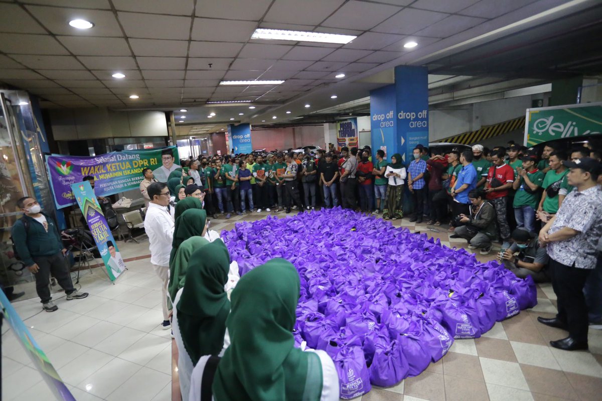 MuhammadHazwar's tweet photo. Gus Muhaimin berbagi takjil
#GusMuhaiminBerbagiTakjil 
#PartaiKebangkitanBangsa https://t.co/3d9vFsXwwS