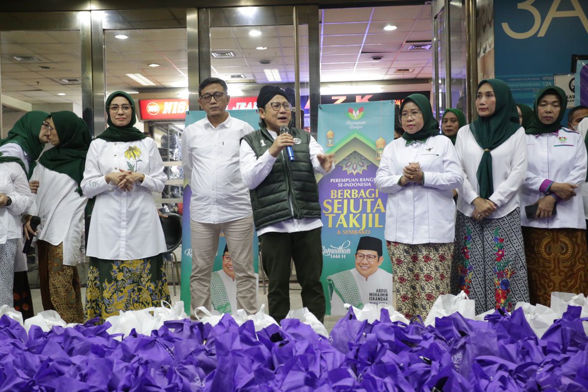 MuhammadHazwar's tweet photo. Gus Muhaimin berbagi takjil
#GusMuhaiminBerbagiTakjil 
#PartaiKebangkitanBangsa https://t.co/3d9vFsXwwS